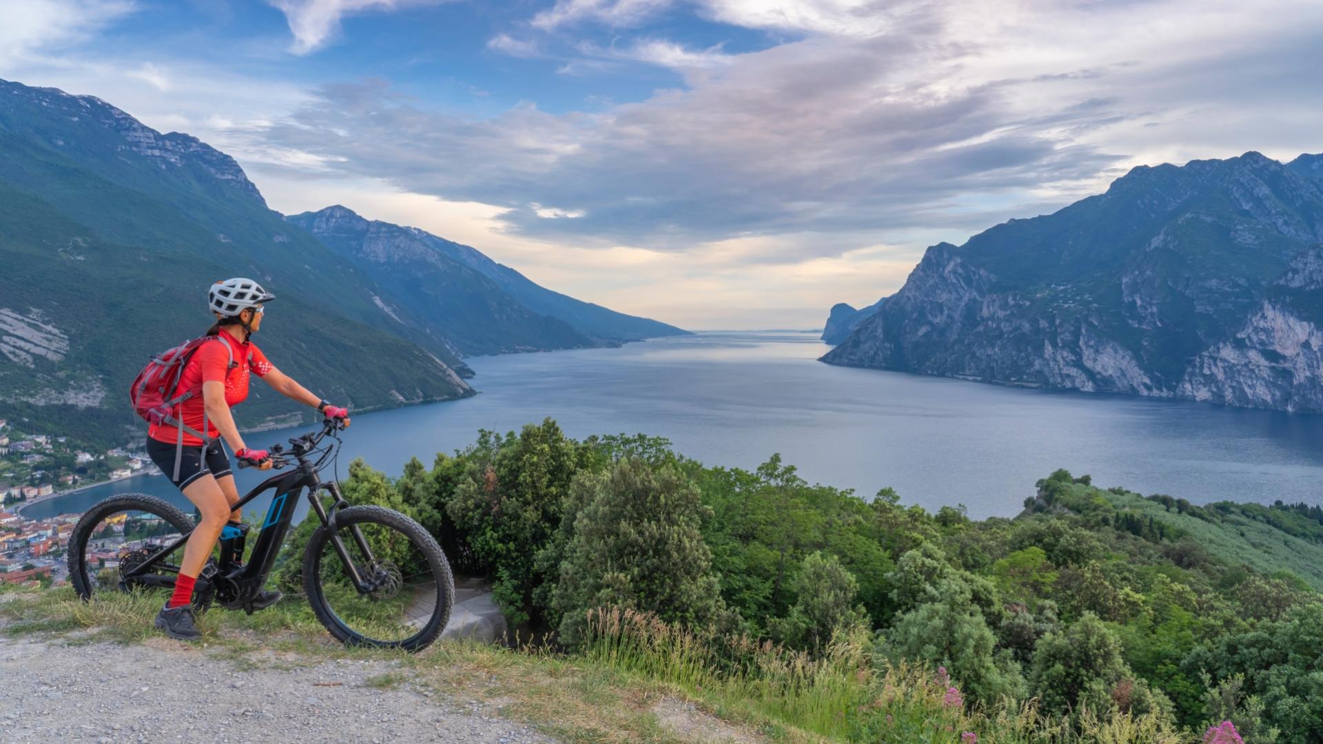 Ciclista su una montagna, vista sul lago e paesaggio mozzafiato.